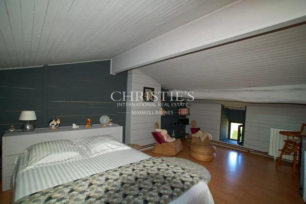 Charmante maison en moellon de 200 m² avec double garage, cuisine d’été avec avancée de toit et un grand parc clôturé de 5000 m²