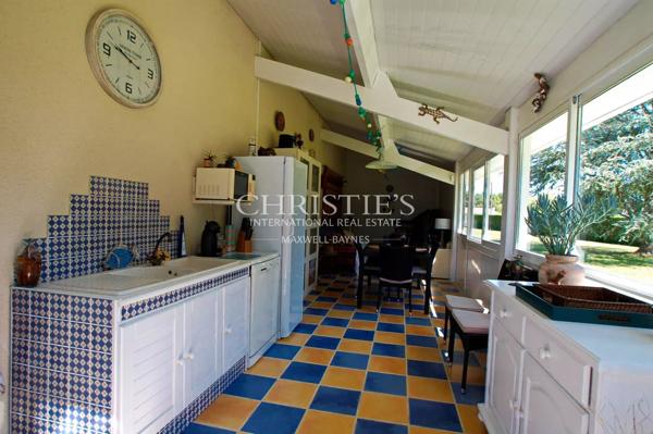 Charmante maison en moellon de 200 m² avec double garage, cuisine d’été avec avancée de toit et un grand parc clôturé de 5000 m²