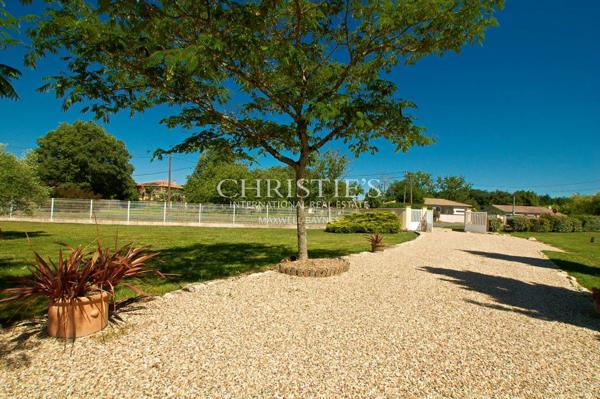 Charmante maison en moellon de 200 m² avec double garage, cuisine d’été avec avancée de toit et un grand parc clôturé de 5000 m²