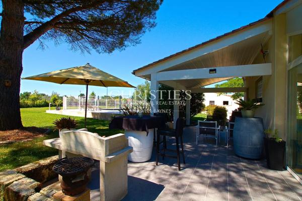 Charmante maison en moellon de 200 m² avec double garage, cuisine d’été avec avancée de toit et un grand parc clôturé de 5000 m²