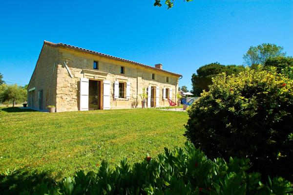 Charmante maison en moellon de 200 m² avec double garage, cuisine d’été avec avancée de toit et un grand parc clôturé de 5000 m²