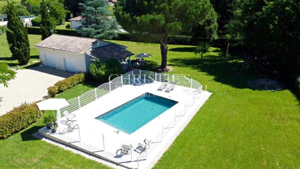 Charmante maison en moellon de 200 m² avec double garage, cuisine d’été avec avancée de toit et un grand parc clôturé de 5000 m²