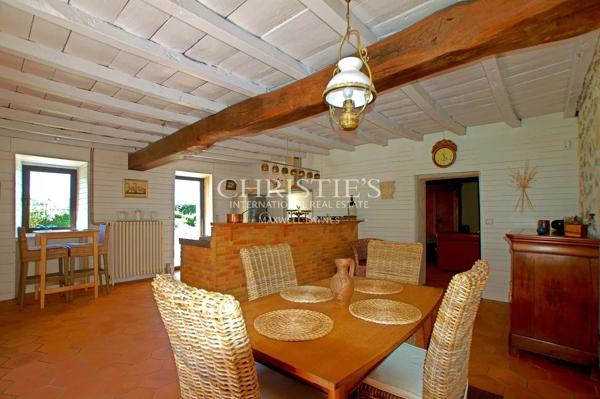 Charmante maison en moellon de 200 m² avec double garage, cuisine d’été avec avancée de toit et un grand parc clôturé de 5000 m²