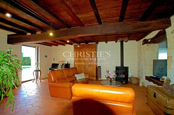 Charmante maison en moellon de 200 m² avec double garage, cuisine d’été avec avancée de toit et un grand parc clôturé de 5000 m²