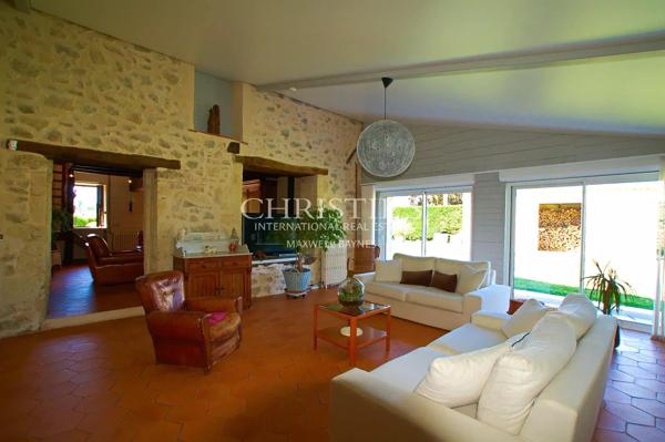 Charmante maison en moellon de 200 m² avec double garage, cuisine d’été avec avancée de toit et un grand parc clôturé de 5000 m²