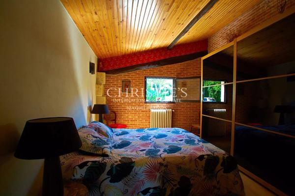 Charmante maison en moellon de 200 m² avec double garage, cuisine d’été avec avancée de toit et un grand parc clôturé de 5000 m²