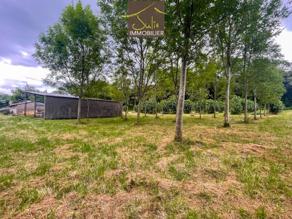 Proche CERIZAY - Terrain avec bâtiments agricoles