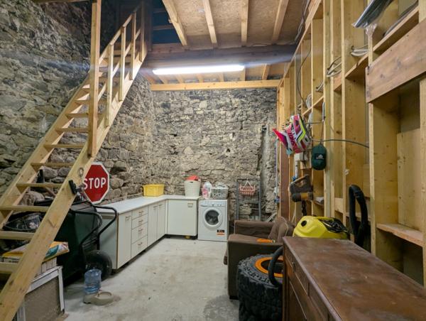 Maison de village 2 chambres et VASTE REMISE