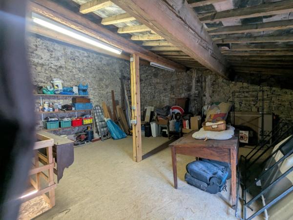 Maison de village 2 chambres et VASTE REMISE