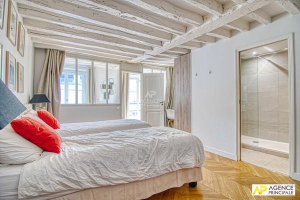 Paris 7ème rue du Bac Appartement 4 pièces 95.8 m² situé au 3ème étage sur cour avec chambre de service et cave €1 720 000 ** - Référence 25875