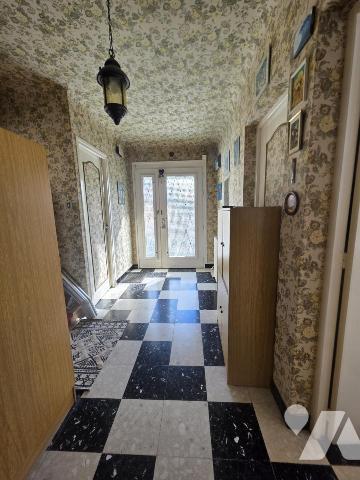 Maison de ville avec sous-sol, 4 chambres et petit jardin