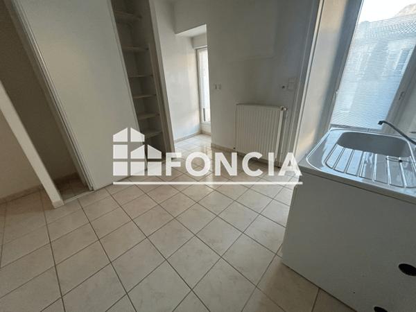 Location Appartement 6 pièces 177 m² - 17 RUE DU PETIT BANC Niort 79000