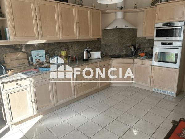 Location Appartement 5 pièces 177 m² - 17 RUE DU PETIT BANC Niort 79000