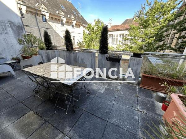 Location Appartement 5 pièces 177 m² - 17 RUE DU PETIT BANC Niort 79000