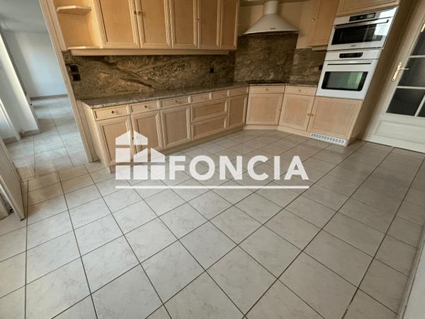 Location Appartement 6 pièces 177 m² - 17 RUE DU PETIT BANC Niort 79000