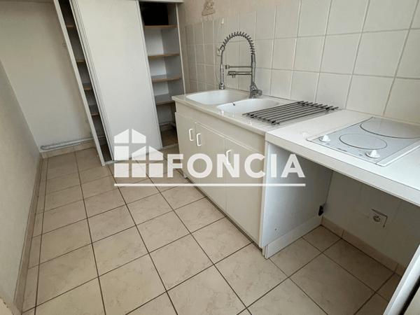 Location Appartement 6 pièces 177 m² - 17 RUE DU PETIT BANC Niort 79000