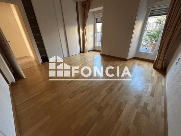 Location Appartement 6 pièces 177 m² - 17 RUE DU PETIT BANC Niort 79000