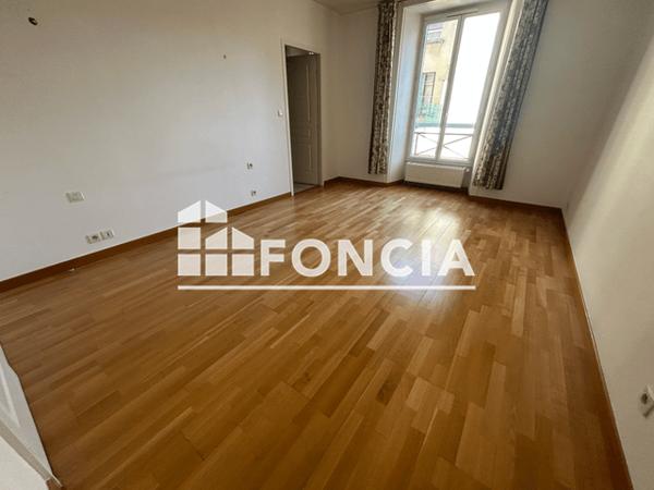 Location Appartement 6 pièces 177 m² - 17 RUE DU PETIT BANC Niort 79000