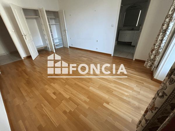 Location Appartement 6 pièces 177 m² - 17 RUE DU PETIT BANC Niort 79000