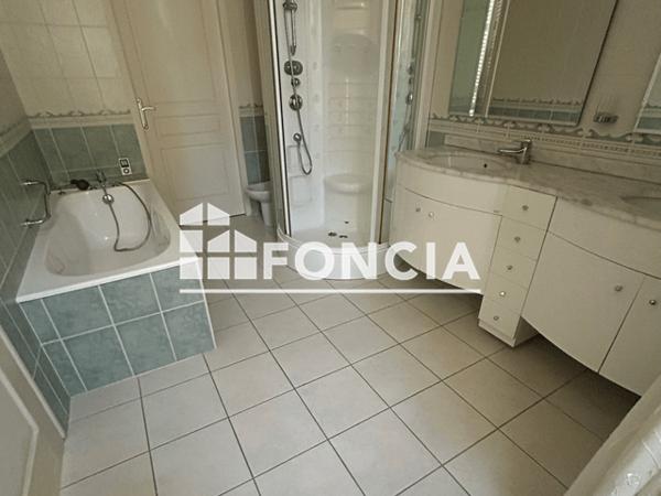 Location Appartement 6 pièces 177 m² - 17 RUE DU PETIT BANC Niort 79000