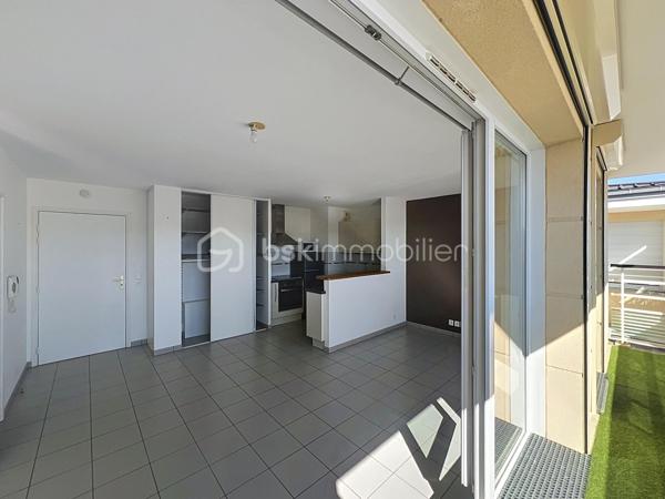📍 Corbeil-Essonnes – Quartier Saint-Spire

⭐ RARE SUR LE SECTEUR !

Vous rêvez d'un appartement lumineux, moderne, sans travaux, dans une résidence récente et parfaitement entretenue ?

Ne cherchez plus… vous venez peut-être de trouver votre futur chez-vous !
Situé au 3ᵉ et dernier étage avec ascenseur d'une résidence de 2012, ce magnifique 2 pièces offre un cadre de vie recherché où confort, luminosité et praticité sont réunis.

Dès l'entrée, vous découvrirez une agréable pièce de vie baignée de lumière, idéale pour recevoir famille et amis. Sa cuisine ouverte est entièrement aménagée et équipée (plaque de cuisson, four, réfrigérateur, lave-vaisselle), prête à accueillir vos meilleurs repas.

La visite se poursuit avec une belle chambre lumineuse, une salle de bains avec WC ainsi que de nombreux rangements parfaitement intégrés.

Et parce qu'un véritable coup de cœur ne s'arrête pas à l'intérieur, vous profiterez également d'un agréable balcon, parfait pour vos petits-déjeuners au soleil, vos soirées d'été ou simplement pour vous détendre.

❤️ Ce que vous allez aimer
✔ Dernier étage (aucun voisin au-dessus)
✔ Ascenseur
✔ Résidence récente (2012)
✔ Faibles charges de copropriété
✔ Volets roulants électriques dans le séjour
✔ Cuisine entièrement équipée
✔ Nombreux rangements
✔ Place de parking privative en sous-sol
✔ Aucun gros travaux voté ou prévu dans la copropriété
📍 Un emplacement idéal
À pied, retrouvez tous les commerces indispensables :
🥖 Boulangerie
🛒 G20
💊 Pharmacie
Vous profiterez également de la proximité immédiate du stade, de la piscine de Corbeil-Essonnes, des écoles, des transports et de toutes les commodités nécessaires au quotidien.

💡 Idéal pour...
✅ Un premier achat
✅ Un jeune couple
✅ Une personne seule
✅ Un investissement locatif sécurisé
Les biens offrant autant d'atouts dans ce secteur sont très recherchés et restent rarement longtemps sur le marché.

📞 Ne laissez pas passer cette opportunité !

Un appartement lumineux, au dernier étage, avec balcon, ascenseur, parking et faibles charges... c'est exactement le type de bien qui se vend très vite.
Contactez-moi dès aujourd'hui pour organiser votre visite avant qu'il ne soit trop tard !