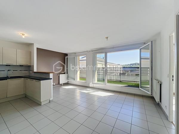 📍 Corbeil-Essonnes – Quartier Saint-Spire

⭐ RARE SUR LE SECTEUR !

Vous rêvez d'un appartement lumineux, moderne, sans travaux, dans une résidence récente et parfaitement entretenue ?

Ne cherchez plus… vous venez peut-être de trouver votre futur chez-vous !
Situé au 3ᵉ et dernier étage avec ascenseur d'une résidence de 2012, ce magnifique 2 pièces offre un cadre de vie recherché où confort, luminosité et praticité sont réunis.

Dès l'entrée, vous découvrirez une agréable pièce de vie baignée de lumière, idéale pour recevoir famille et amis. Sa cuisine ouverte est entièrement aménagée et équipée (plaque de cuisson, four, réfrigérateur, lave-vaisselle), prête à accueillir vos meilleurs repas.

La visite se poursuit avec une belle chambre lumineuse, une salle de bains avec WC ainsi que de nombreux rangements parfaitement intégrés.

Et parce qu'un véritable coup de cœur ne s'arrête pas à l'intérieur, vous profiterez également d'un agréable balcon, parfait pour vos petits-déjeuners au soleil, vos soirées d'été ou simplement pour vous détendre.

❤️ Ce que vous allez aimer
✔ Dernier étage (aucun voisin au-dessus)
✔ Ascenseur
✔ Résidence récente (2012)
✔ Faibles charges de copropriété
✔ Volets roulants électriques dans le séjour
✔ Cuisine entièrement équipée
✔ Nombreux rangements
✔ Place de parking privative en sous-sol
✔ Aucun gros travaux voté ou prévu dans la copropriété
📍 Un emplacement idéal
À pied, retrouvez tous les commerces indispensables :
🥖 Boulangerie
🛒 G20
💊 Pharmacie
Vous profiterez également de la proximité immédiate du stade, de la piscine de Corbeil-Essonnes, des écoles, des transports et de toutes les commodités nécessaires au quotidien.

💡 Idéal pour...
✅ Un premier achat
✅ Un jeune couple
✅ Une personne seule
✅ Un investissement locatif sécurisé
Les biens offrant autant d'atouts dans ce secteur sont très recherchés et restent rarement longtemps sur le marché.

📞 Ne laissez pas passer cette opportunité !

Un appartement lumineux, au dernier étage, avec balcon, ascenseur, parking et faibles charges... c'est exactement le type de bien qui se vend très vite.
Contactez-moi dès aujourd'hui pour organiser votre visite avant qu'il ne soit trop tard !