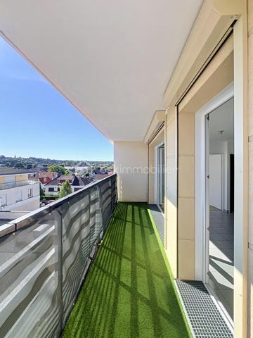 📍 Corbeil-Essonnes – Quartier Saint-Spire

⭐ RARE SUR LE SECTEUR !

Vous rêvez d'un appartement lumineux, moderne, sans travaux, dans une résidence récente et parfaitement entretenue ?

Ne cherchez plus… vous venez peut-être de trouver votre futur chez-vous !
Situé au 3ᵉ et dernier étage avec ascenseur d'une résidence de 2012, ce magnifique 2 pièces offre un cadre de vie recherché où confort, luminosité et praticité sont réunis.

Dès l'entrée, vous découvrirez une agréable pièce de vie baignée de lumière, idéale pour recevoir famille et amis. Sa cuisine ouverte est entièrement aménagée et équipée (plaque de cuisson, four, réfrigérateur, lave-vaisselle), prête à accueillir vos meilleurs repas.

La visite se poursuit avec une belle chambre lumineuse, une salle de bains avec WC ainsi que de nombreux rangements parfaitement intégrés.

Et parce qu'un véritable coup de cœur ne s'arrête pas à l'intérieur, vous profiterez également d'un agréable balcon, parfait pour vos petits-déjeuners au soleil, vos soirées d'été ou simplement pour vous détendre.

❤️ Ce que vous allez aimer
✔ Dernier étage (aucun voisin au-dessus)
✔ Ascenseur
✔ Résidence récente (2012)
✔ Faibles charges de copropriété
✔ Volets roulants électriques dans le séjour
✔ Cuisine entièrement équipée
✔ Nombreux rangements
✔ Place de parking privative en sous-sol
✔ Aucun gros travaux voté ou prévu dans la copropriété
📍 Un emplacement idéal
À pied, retrouvez tous les commerces indispensables :
🥖 Boulangerie
🛒 G20
💊 Pharmacie
Vous profiterez également de la proximité immédiate du stade, de la piscine de Corbeil-Essonnes, des écoles, des transports et de toutes les commodités nécessaires au quotidien.

💡 Idéal pour...
✅ Un premier achat
✅ Un jeune couple
✅ Une personne seule
✅ Un investissement locatif sécurisé
Les biens offrant autant d'atouts dans ce secteur sont très recherchés et restent rarement longtemps sur le marché.

📞 Ne laissez pas passer cette opportunité !

Un appartement lumineux, au dernier étage, avec balcon, ascenseur, parking et faibles charges... c'est exactement le type de bien qui se vend très vite.
Contactez-moi dès aujourd'hui pour organiser votre visite avant qu'il ne soit trop tard !