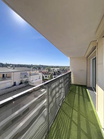 📍 Corbeil-Essonnes – Quartier Saint-Spire

⭐ RARE SUR LE SECTEUR !

Vous rêvez d'un appartement lumineux, moderne, sans travaux, dans une résidence récente et parfaitement entretenue ?

Ne cherchez plus… vous venez peut-être de trouver votre futur chez-vous !
Situé au 3ᵉ et dernier étage avec ascenseur d'une résidence de 2012, ce magnifique 2 pièces offre un cadre de vie recherché où confort, luminosité et praticité sont réunis.

Dès l'entrée, vous découvrirez une agréable pièce de vie baignée de lumière, idéale pour recevoir famille et amis. Sa cuisine ouverte est entièrement aménagée et équipée (plaque de cuisson, four, réfrigérateur, lave-vaisselle), prête à accueillir vos meilleurs repas.

La visite se poursuit avec une belle chambre lumineuse, une salle de bains avec WC ainsi que de nombreux rangements parfaitement intégrés.

Et parce qu'un véritable coup de cœur ne s'arrête pas à l'intérieur, vous profiterez également d'un agréable balcon, parfait pour vos petits-déjeuners au soleil, vos soirées d'été ou simplement pour vous détendre.

❤️ Ce que vous allez aimer
✔ Dernier étage (aucun voisin au-dessus)
✔ Ascenseur
✔ Résidence récente (2012)
✔ Faibles charges de copropriété
✔ Volets roulants électriques dans le séjour
✔ Cuisine entièrement équipée
✔ Nombreux rangements
✔ Place de parking privative en sous-sol
✔ Aucun gros travaux voté ou prévu dans la copropriété
📍 Un emplacement idéal
À pied, retrouvez tous les commerces indispensables :
🥖 Boulangerie
🛒 G20
💊 Pharmacie
Vous profiterez également de la proximité immédiate du stade, de la piscine de Corbeil-Essonnes, des écoles, des transports et de toutes les commodités nécessaires au quotidien.

💡 Idéal pour...
✅ Un premier achat
✅ Un jeune couple
✅ Une personne seule
✅ Un investissement locatif sécurisé
Les biens offrant autant d'atouts dans ce secteur sont très recherchés et restent rarement longtemps sur le marché.

📞 Ne laissez pas passer cette opportunité !

Un appartement lumineux, au dernier étage, avec balcon, ascenseur, parking et faibles charges... c'est exactement le type de bien qui se vend très vite.
Contactez-moi dès aujourd'hui pour organiser votre visite avant qu'il ne soit trop tard !