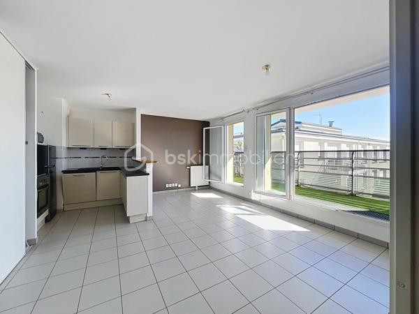 📍 Corbeil-Essonnes – Quartier Saint-Spire

⭐ RARE SUR LE SECTEUR !

Vous rêvez d'un appartement lumineux, moderne, sans travaux, dans une résidence récente et parfaitement entretenue ?

Ne cherchez plus… vous venez peut-être de trouver votre futur chez-vous !
Situé au 3ᵉ et dernier étage avec ascenseur d'une résidence de 2012, ce magnifique 2 pièces offre un cadre de vie recherché où confort, luminosité et praticité sont réunis.

Dès l'entrée, vous découvrirez une agréable pièce de vie baignée de lumière, idéale pour recevoir famille et amis. Sa cuisine ouverte est entièrement aménagée et équipée (plaque de cuisson, four, réfrigérateur, lave-vaisselle), prête à accueillir vos meilleurs repas.

La visite se poursuit avec une belle chambre lumineuse, une salle de bains avec WC ainsi que de nombreux rangements parfaitement intégrés.

Et parce qu'un véritable coup de cœur ne s'arrête pas à l'intérieur, vous profiterez également d'un agréable balcon, parfait pour vos petits-déjeuners au soleil, vos soirées d'été ou simplement pour vous détendre.

❤️ Ce que vous allez aimer
✔ Dernier étage (aucun voisin au-dessus)
✔ Ascenseur
✔ Résidence récente (2012)
✔ Faibles charges de copropriété
✔ Volets roulants électriques dans le séjour
✔ Cuisine entièrement équipée
✔ Nombreux rangements
✔ Place de parking privative en sous-sol
✔ Aucun gros travaux voté ou prévu dans la copropriété
📍 Un emplacement idéal
À pied, retrouvez tous les commerces indispensables :
🥖 Boulangerie
🛒 G20
💊 Pharmacie
Vous profiterez également de la proximité immédiate du stade, de la piscine de Corbeil-Essonnes, des écoles, des transports et de toutes les commodités nécessaires au quotidien.

💡 Idéal pour...
✅ Un premier achat
✅ Un jeune couple
✅ Une personne seule
✅ Un investissement locatif sécurisé
Les biens offrant autant d'atouts dans ce secteur sont très recherchés et restent rarement longtemps sur le marché.

📞 Ne laissez pas passer cette opportunité !

Un appartement lumineux, au dernier étage, avec balcon, ascenseur, parking et faibles charges... c'est exactement le type de bien qui se vend très vite.
Contactez-moi dès aujourd'hui pour organiser votre visite avant qu'il ne soit trop tard !