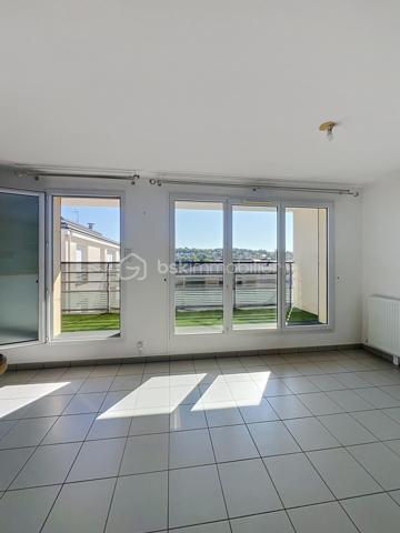 📍 Corbeil-Essonnes – Quartier Saint-Spire

⭐ RARE SUR LE SECTEUR !

Vous rêvez d'un appartement lumineux, moderne, sans travaux, dans une résidence récente et parfaitement entretenue ?

Ne cherchez plus… vous venez peut-être de trouver votre futur chez-vous !
Situé au 3ᵉ et dernier étage avec ascenseur d'une résidence de 2012, ce magnifique 2 pièces offre un cadre de vie recherché où confort, luminosité et praticité sont réunis.

Dès l'entrée, vous découvrirez une agréable pièce de vie baignée de lumière, idéale pour recevoir famille et amis. Sa cuisine ouverte est entièrement aménagée et équipée (plaque de cuisson, four, réfrigérateur, lave-vaisselle), prête à accueillir vos meilleurs repas.

La visite se poursuit avec une belle chambre lumineuse, une salle de bains avec WC ainsi que de nombreux rangements parfaitement intégrés.

Et parce qu'un véritable coup de cœur ne s'arrête pas à l'intérieur, vous profiterez également d'un agréable balcon, parfait pour vos petits-déjeuners au soleil, vos soirées d'été ou simplement pour vous détendre.

❤️ Ce que vous allez aimer
✔ Dernier étage (aucun voisin au-dessus)
✔ Ascenseur
✔ Résidence récente (2012)
✔ Faibles charges de copropriété
✔ Volets roulants électriques dans le séjour
✔ Cuisine entièrement équipée
✔ Nombreux rangements
✔ Place de parking privative en sous-sol
✔ Aucun gros travaux voté ou prévu dans la copropriété
📍 Un emplacement idéal
À pied, retrouvez tous les commerces indispensables :
🥖 Boulangerie
🛒 G20
💊 Pharmacie
Vous profiterez également de la proximité immédiate du stade, de la piscine de Corbeil-Essonnes, des écoles, des transports et de toutes les commodités nécessaires au quotidien.

💡 Idéal pour...
✅ Un premier achat
✅ Un jeune couple
✅ Une personne seule
✅ Un investissement locatif sécurisé
Les biens offrant autant d'atouts dans ce secteur sont très recherchés et restent rarement longtemps sur le marché.

📞 Ne laissez pas passer cette opportunité !

Un appartement lumineux, au dernier étage, avec balcon, ascenseur, parking et faibles charges... c'est exactement le type de bien qui se vend très vite.
Contactez-moi dès aujourd'hui pour organiser votre visite avant qu'il ne soit trop tard !
