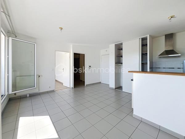 📍 Corbeil-Essonnes – Quartier Saint-Spire

⭐ RARE SUR LE SECTEUR !

Vous rêvez d'un appartement lumineux, moderne, sans travaux, dans une résidence récente et parfaitement entretenue ?

Ne cherchez plus… vous venez peut-être de trouver votre futur chez-vous !
Situé au 3ᵉ et dernier étage avec ascenseur d'une résidence de 2012, ce magnifique 2 pièces offre un cadre de vie recherché où confort, luminosité et praticité sont réunis.

Dès l'entrée, vous découvrirez une agréable pièce de vie baignée de lumière, idéale pour recevoir famille et amis. Sa cuisine ouverte est entièrement aménagée et équipée (plaque de cuisson, four, réfrigérateur, lave-vaisselle), prête à accueillir vos meilleurs repas.

La visite se poursuit avec une belle chambre lumineuse, une salle de bains avec WC ainsi que de nombreux rangements parfaitement intégrés.

Et parce qu'un véritable coup de cœur ne s'arrête pas à l'intérieur, vous profiterez également d'un agréable balcon, parfait pour vos petits-déjeuners au soleil, vos soirées d'été ou simplement pour vous détendre.

❤️ Ce que vous allez aimer
✔ Dernier étage (aucun voisin au-dessus)
✔ Ascenseur
✔ Résidence récente (2012)
✔ Faibles charges de copropriété
✔ Volets roulants électriques dans le séjour
✔ Cuisine entièrement équipée
✔ Nombreux rangements
✔ Place de parking privative en sous-sol
✔ Aucun gros travaux voté ou prévu dans la copropriété
📍 Un emplacement idéal
À pied, retrouvez tous les commerces indispensables :
🥖 Boulangerie
🛒 G20
💊 Pharmacie
Vous profiterez également de la proximité immédiate du stade, de la piscine de Corbeil-Essonnes, des écoles, des transports et de toutes les commodités nécessaires au quotidien.

💡 Idéal pour...
✅ Un premier achat
✅ Un jeune couple
✅ Une personne seule
✅ Un investissement locatif sécurisé
Les biens offrant autant d'atouts dans ce secteur sont très recherchés et restent rarement longtemps sur le marché.

📞 Ne laissez pas passer cette opportunité !

Un appartement lumineux, au dernier étage, avec balcon, ascenseur, parking et faibles charges... c'est exactement le type de bien qui se vend très vite.
Contactez-moi dès aujourd'hui pour organiser votre visite avant qu'il ne soit trop tard !