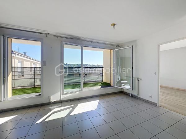 📍 Corbeil-Essonnes – Quartier Saint-Spire

⭐ RARE SUR LE SECTEUR !

Vous rêvez d'un appartement lumineux, moderne, sans travaux, dans une résidence récente et parfaitement entretenue ?

Ne cherchez plus… vous venez peut-être de trouver votre futur chez-vous !
Situé au 3ᵉ et dernier étage avec ascenseur d'une résidence de 2012, ce magnifique 2 pièces offre un cadre de vie recherché où confort, luminosité et praticité sont réunis.

Dès l'entrée, vous découvrirez une agréable pièce de vie baignée de lumière, idéale pour recevoir famille et amis. Sa cuisine ouverte est entièrement aménagée et équipée (plaque de cuisson, four, réfrigérateur, lave-vaisselle), prête à accueillir vos meilleurs repas.

La visite se poursuit avec une belle chambre lumineuse, une salle de bains avec WC ainsi que de nombreux rangements parfaitement intégrés.

Et parce qu'un véritable coup de cœur ne s'arrête pas à l'intérieur, vous profiterez également d'un agréable balcon, parfait pour vos petits-déjeuners au soleil, vos soirées d'été ou simplement pour vous détendre.

❤️ Ce que vous allez aimer
✔ Dernier étage (aucun voisin au-dessus)
✔ Ascenseur
✔ Résidence récente (2012)
✔ Faibles charges de copropriété
✔ Volets roulants électriques dans le séjour
✔ Cuisine entièrement équipée
✔ Nombreux rangements
✔ Place de parking privative en sous-sol
✔ Aucun gros travaux voté ou prévu dans la copropriété
📍 Un emplacement idéal
À pied, retrouvez tous les commerces indispensables :
🥖 Boulangerie
🛒 G20
💊 Pharmacie
Vous profiterez également de la proximité immédiate du stade, de la piscine de Corbeil-Essonnes, des écoles, des transports et de toutes les commodités nécessaires au quotidien.

💡 Idéal pour...
✅ Un premier achat
✅ Un jeune couple
✅ Une personne seule
✅ Un investissement locatif sécurisé
Les biens offrant autant d'atouts dans ce secteur sont très recherchés et restent rarement longtemps sur le marché.

📞 Ne laissez pas passer cette opportunité !

Un appartement lumineux, au dernier étage, avec balcon, ascenseur, parking et faibles charges... c'est exactement le type de bien qui se vend très vite.
Contactez-moi dès aujourd'hui pour organiser votre visite avant qu'il ne soit trop tard !