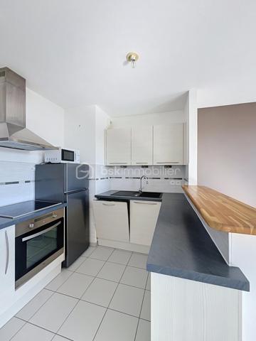 📍 Corbeil-Essonnes – Quartier Saint-Spire

⭐ RARE SUR LE SECTEUR !

Vous rêvez d'un appartement lumineux, moderne, sans travaux, dans une résidence récente et parfaitement entretenue ?

Ne cherchez plus… vous venez peut-être de trouver votre futur chez-vous !
Situé au 3ᵉ et dernier étage avec ascenseur d'une résidence de 2012, ce magnifique 2 pièces offre un cadre de vie recherché où confort, luminosité et praticité sont réunis.

Dès l'entrée, vous découvrirez une agréable pièce de vie baignée de lumière, idéale pour recevoir famille et amis. Sa cuisine ouverte est entièrement aménagée et équipée (plaque de cuisson, four, réfrigérateur, lave-vaisselle), prête à accueillir vos meilleurs repas.

La visite se poursuit avec une belle chambre lumineuse, une salle de bains avec WC ainsi que de nombreux rangements parfaitement intégrés.

Et parce qu'un véritable coup de cœur ne s'arrête pas à l'intérieur, vous profiterez également d'un agréable balcon, parfait pour vos petits-déjeuners au soleil, vos soirées d'été ou simplement pour vous détendre.

❤️ Ce que vous allez aimer
✔ Dernier étage (aucun voisin au-dessus)
✔ Ascenseur
✔ Résidence récente (2012)
✔ Faibles charges de copropriété
✔ Volets roulants électriques dans le séjour
✔ Cuisine entièrement équipée
✔ Nombreux rangements
✔ Place de parking privative en sous-sol
✔ Aucun gros travaux voté ou prévu dans la copropriété
📍 Un emplacement idéal
À pied, retrouvez tous les commerces indispensables :
🥖 Boulangerie
🛒 G20
💊 Pharmacie
Vous profiterez également de la proximité immédiate du stade, de la piscine de Corbeil-Essonnes, des écoles, des transports et de toutes les commodités nécessaires au quotidien.

💡 Idéal pour...
✅ Un premier achat
✅ Un jeune couple
✅ Une personne seule
✅ Un investissement locatif sécurisé
Les biens offrant autant d'atouts dans ce secteur sont très recherchés et restent rarement longtemps sur le marché.

📞 Ne laissez pas passer cette opportunité !

Un appartement lumineux, au dernier étage, avec balcon, ascenseur, parking et faibles charges... c'est exactement le type de bien qui se vend très vite.
Contactez-moi dès aujourd'hui pour organiser votre visite avant qu'il ne soit trop tard !