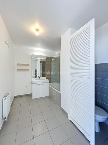 📍 Corbeil-Essonnes – Quartier Saint-Spire

⭐ RARE SUR LE SECTEUR !

Vous rêvez d'un appartement lumineux, moderne, sans travaux, dans une résidence récente et parfaitement entretenue ?

Ne cherchez plus… vous venez peut-être de trouver votre futur chez-vous !
Situé au 3ᵉ et dernier étage avec ascenseur d'une résidence de 2012, ce magnifique 2 pièces offre un cadre de vie recherché où confort, luminosité et praticité sont réunis.

Dès l'entrée, vous découvrirez une agréable pièce de vie baignée de lumière, idéale pour recevoir famille et amis. Sa cuisine ouverte est entièrement aménagée et équipée (plaque de cuisson, four, réfrigérateur, lave-vaisselle), prête à accueillir vos meilleurs repas.

La visite se poursuit avec une belle chambre lumineuse, une salle de bains avec WC ainsi que de nombreux rangements parfaitement intégrés.

Et parce qu'un véritable coup de cœur ne s'arrête pas à l'intérieur, vous profiterez également d'un agréable balcon, parfait pour vos petits-déjeuners au soleil, vos soirées d'été ou simplement pour vous détendre.

❤️ Ce que vous allez aimer
✔ Dernier étage (aucun voisin au-dessus)
✔ Ascenseur
✔ Résidence récente (2012)
✔ Faibles charges de copropriété
✔ Volets roulants électriques dans le séjour
✔ Cuisine entièrement équipée
✔ Nombreux rangements
✔ Place de parking privative en sous-sol
✔ Aucun gros travaux voté ou prévu dans la copropriété
📍 Un emplacement idéal
À pied, retrouvez tous les commerces indispensables :
🥖 Boulangerie
🛒 G20
💊 Pharmacie
Vous profiterez également de la proximité immédiate du stade, de la piscine de Corbeil-Essonnes, des écoles, des transports et de toutes les commodités nécessaires au quotidien.

💡 Idéal pour...
✅ Un premier achat
✅ Un jeune couple
✅ Une personne seule
✅ Un investissement locatif sécurisé
Les biens offrant autant d'atouts dans ce secteur sont très recherchés et restent rarement longtemps sur le marché.

📞 Ne laissez pas passer cette opportunité !

Un appartement lumineux, au dernier étage, avec balcon, ascenseur, parking et faibles charges... c'est exactement le type de bien qui se vend très vite.
Contactez-moi dès aujourd'hui pour organiser votre visite avant qu'il ne soit trop tard !