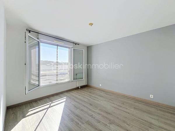 📍 Corbeil-Essonnes – Quartier Saint-Spire

⭐ RARE SUR LE SECTEUR !

Vous rêvez d'un appartement lumineux, moderne, sans travaux, dans une résidence récente et parfaitement entretenue ?

Ne cherchez plus… vous venez peut-être de trouver votre futur chez-vous !
Situé au 3ᵉ et dernier étage avec ascenseur d'une résidence de 2012, ce magnifique 2 pièces offre un cadre de vie recherché où confort, luminosité et praticité sont réunis.

Dès l'entrée, vous découvrirez une agréable pièce de vie baignée de lumière, idéale pour recevoir famille et amis. Sa cuisine ouverte est entièrement aménagée et équipée (plaque de cuisson, four, réfrigérateur, lave-vaisselle), prête à accueillir vos meilleurs repas.

La visite se poursuit avec une belle chambre lumineuse, une salle de bains avec WC ainsi que de nombreux rangements parfaitement intégrés.

Et parce qu'un véritable coup de cœur ne s'arrête pas à l'intérieur, vous profiterez également d'un agréable balcon, parfait pour vos petits-déjeuners au soleil, vos soirées d'été ou simplement pour vous détendre.

❤️ Ce que vous allez aimer
✔ Dernier étage (aucun voisin au-dessus)
✔ Ascenseur
✔ Résidence récente (2012)
✔ Faibles charges de copropriété
✔ Volets roulants électriques dans le séjour
✔ Cuisine entièrement équipée
✔ Nombreux rangements
✔ Place de parking privative en sous-sol
✔ Aucun gros travaux voté ou prévu dans la copropriété
📍 Un emplacement idéal
À pied, retrouvez tous les commerces indispensables :
🥖 Boulangerie
🛒 G20
💊 Pharmacie
Vous profiterez également de la proximité immédiate du stade, de la piscine de Corbeil-Essonnes, des écoles, des transports et de toutes les commodités nécessaires au quotidien.

💡 Idéal pour...
✅ Un premier achat
✅ Un jeune couple
✅ Une personne seule
✅ Un investissement locatif sécurisé
Les biens offrant autant d'atouts dans ce secteur sont très recherchés et restent rarement longtemps sur le marché.

📞 Ne laissez pas passer cette opportunité !

Un appartement lumineux, au dernier étage, avec balcon, ascenseur, parking et faibles charges... c'est exactement le type de bien qui se vend très vite.
Contactez-moi dès aujourd'hui pour organiser votre visite avant qu'il ne soit trop tard !