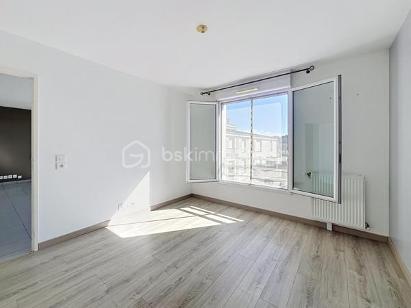 📍 Corbeil-Essonnes – Quartier Saint-Spire

⭐ RARE SUR LE SECTEUR !

Vous rêvez d'un appartement lumineux, moderne, sans travaux, dans une résidence récente et parfaitement entretenue ?

Ne cherchez plus… vous venez peut-être de trouver votre futur chez-vous !
Situé au 3ᵉ et dernier étage avec ascenseur d'une résidence de 2012, ce magnifique 2 pièces offre un cadre de vie recherché où confort, luminosité et praticité sont réunis.

Dès l'entrée, vous découvrirez une agréable pièce de vie baignée de lumière, idéale pour recevoir famille et amis. Sa cuisine ouverte est entièrement aménagée et équipée (plaque de cuisson, four, réfrigérateur, lave-vaisselle), prête à accueillir vos meilleurs repas.

La visite se poursuit avec une belle chambre lumineuse, une salle de bains avec WC ainsi que de nombreux rangements parfaitement intégrés.

Et parce qu'un véritable coup de cœur ne s'arrête pas à l'intérieur, vous profiterez également d'un agréable balcon, parfait pour vos petits-déjeuners au soleil, vos soirées d'été ou simplement pour vous détendre.

❤️ Ce que vous allez aimer
✔ Dernier étage (aucun voisin au-dessus)
✔ Ascenseur
✔ Résidence récente (2012)
✔ Faibles charges de copropriété
✔ Volets roulants électriques dans le séjour
✔ Cuisine entièrement équipée
✔ Nombreux rangements
✔ Place de parking privative en sous-sol
✔ Aucun gros travaux voté ou prévu dans la copropriété
📍 Un emplacement idéal
À pied, retrouvez tous les commerces indispensables :
🥖 Boulangerie
🛒 G20
💊 Pharmacie
Vous profiterez également de la proximité immédiate du stade, de la piscine de Corbeil-Essonnes, des écoles, des transports et de toutes les commodités nécessaires au quotidien.

💡 Idéal pour...
✅ Un premier achat
✅ Un jeune couple
✅ Une personne seule
✅ Un investissement locatif sécurisé
Les biens offrant autant d'atouts dans ce secteur sont très recherchés et restent rarement longtemps sur le marché.

📞 Ne laissez pas passer cette opportunité !

Un appartement lumineux, au dernier étage, avec balcon, ascenseur, parking et faibles charges... c'est exactement le type de bien qui se vend très vite.
Contactez-moi dès aujourd'hui pour organiser votre visite avant qu'il ne soit trop tard !
