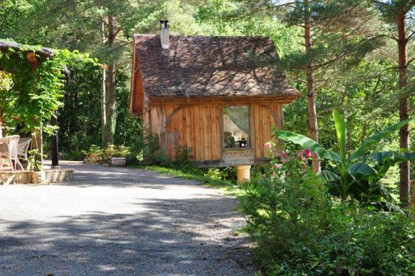 Chalet en bois niché dans la nature et sa dépendance a seulement 20 min de Bergerac
