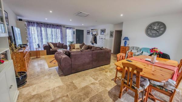 Bien moderne, lumineux et prêt à accueillir