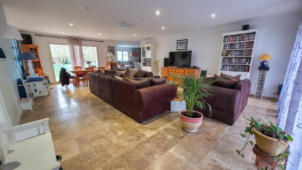 Bien moderne, lumineux et prêt à accueillir