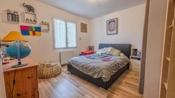 Bien moderne, lumineux et prêt à accueillir