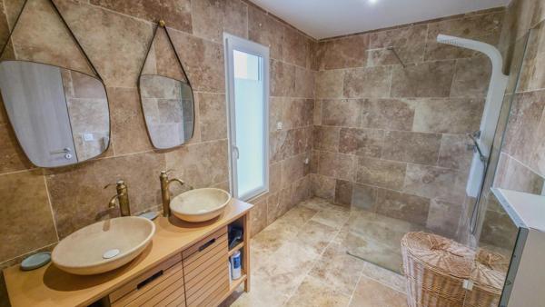 Bien moderne, lumineux et prêt à accueillir