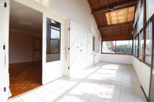 Maison avec grand atelier et terrain plat