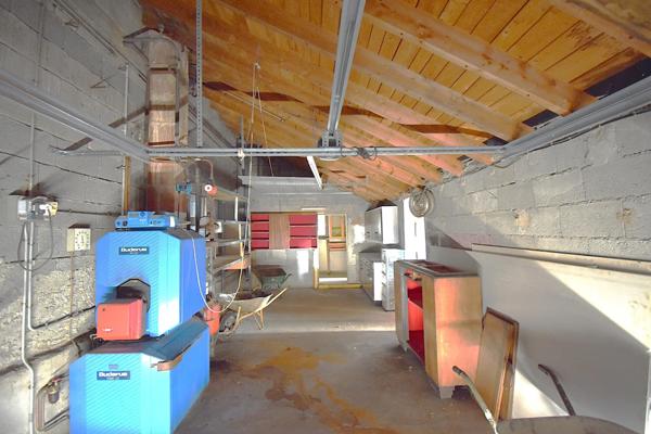 Maison avec grand atelier et terrain plat