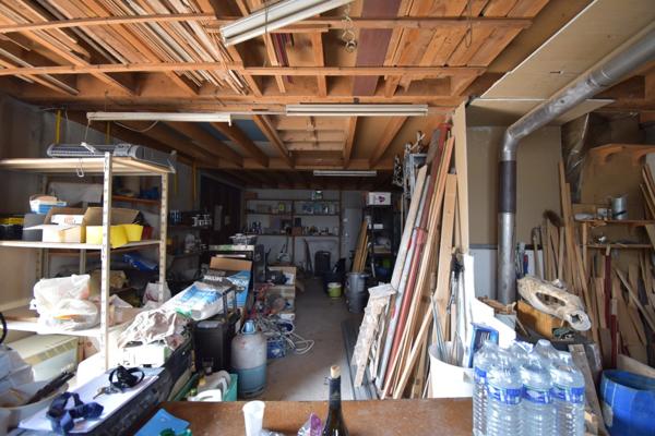 Maison avec grand atelier et terrain plat