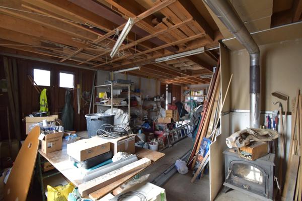 Maison avec grand atelier et terrain plat