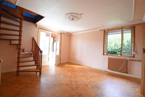 Maison avec grand atelier et terrain plat