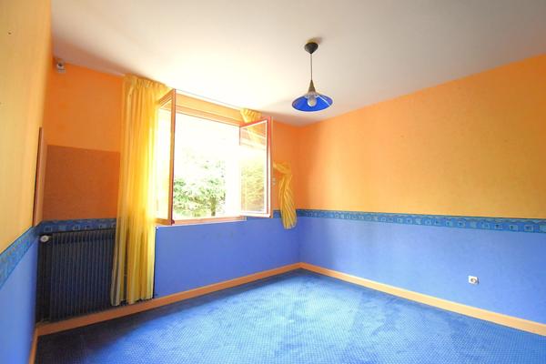 Maison avec grand atelier et terrain plat