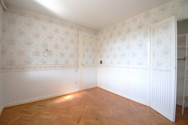 Maison avec grand atelier et terrain plat