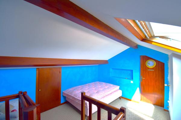 Maison avec grand atelier et terrain plat