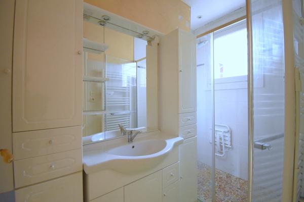 Maison avec grand atelier et terrain plat